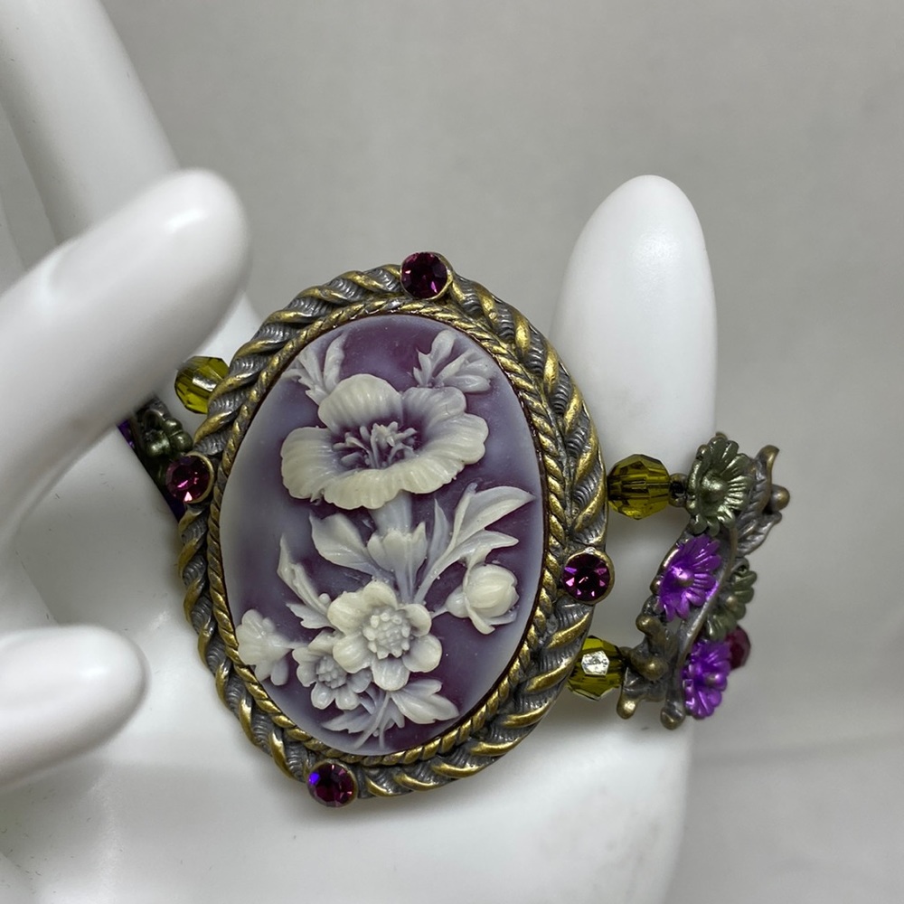 Beautiful Victorian revival stretch bracelet with floral motif